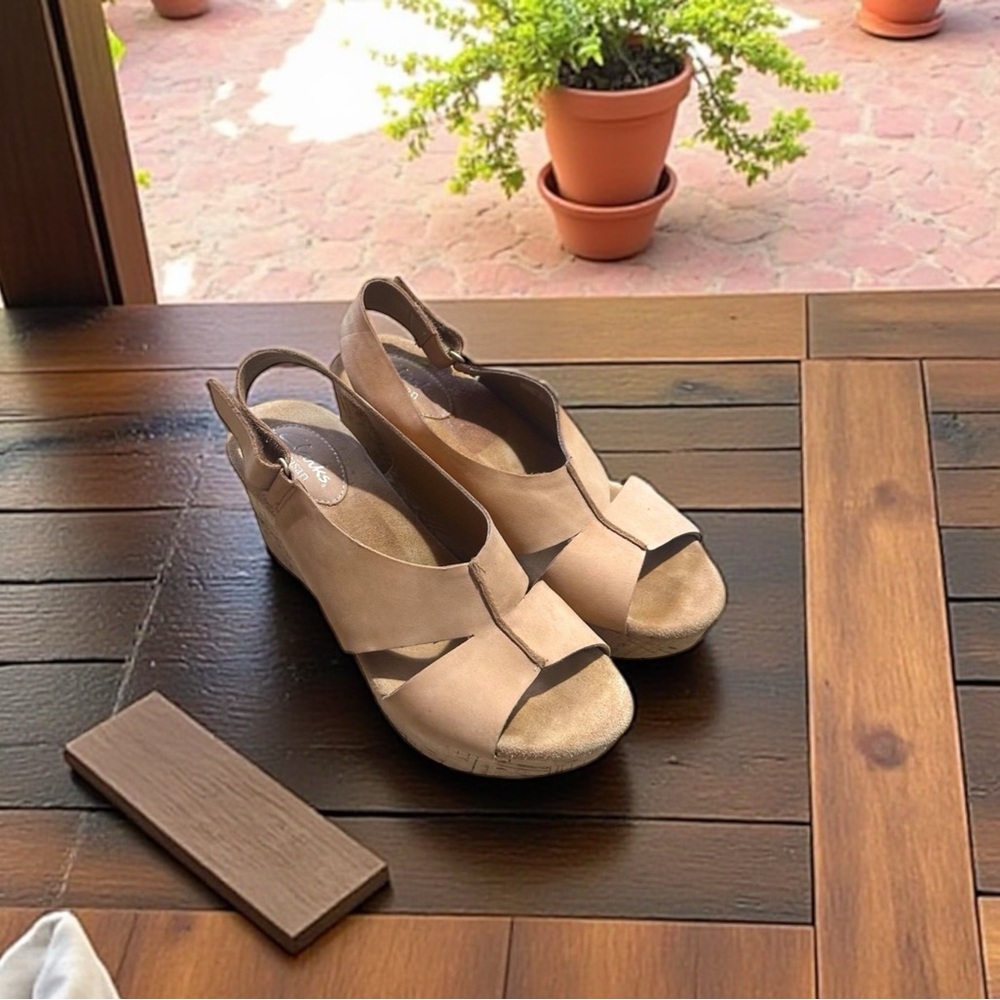 Clarks Caslynn Lizzie Artisan Cork Wedge Sandals Tan Beige Nubuck Size 7 1/2 W